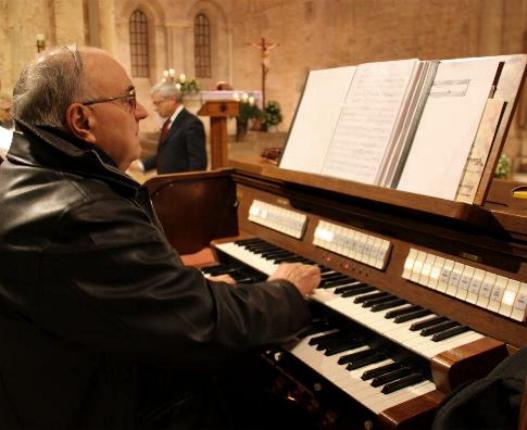 organo2.jpg - Il Maestro organista P.Giancarlo Ruberto ofm