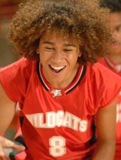 Corbin Bleu in High School Musical gioca a basket