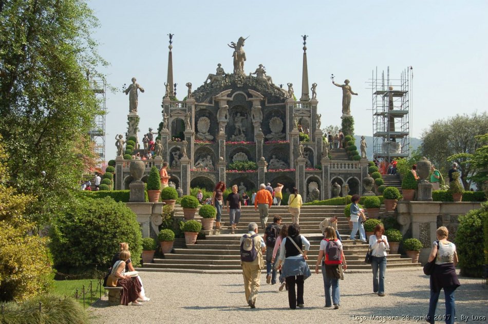 Lago Maggiore, Stresa, Isola Bella e Isola Madre, 28 aprile 2007,  il team di Setriere Colle Borgata, un anno dopo in visita al Palazzo e ai Giardini Borromeo. Un po' di nostalgia e tanta allegria!! Ci rivedremo il prossimo anno. Olimpiadi Torino 2006 - le foto piu' belle, le gare, i volontari di Sestriere Colle e Borgata. La vita, vista da dietro il palco,prima, durante e dopo l'evento che ha reso grande Torino, il Piemonte e l'Italia. Gli sport invernali, gli atleti, l'organizzazione, le strutture olimpiche come non li avete mai visti.