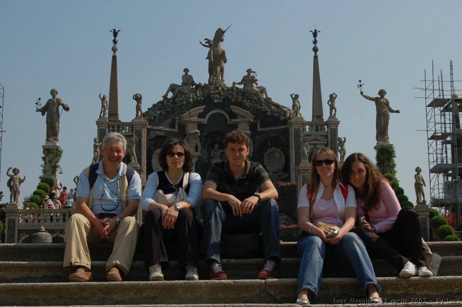 Lago Maggiore, Stresa, Isola Bella e Isola Madre, 28 aprile 2007,  il team di Setriere Colle Borgata, un anno dopo in visita al Palazzo e ai Giardini Borromeo. Un po' di nostalgia e tanta allegria!! Ci rivedremo il prossimo anno. Olimpiadi Torino 2006 - le foto piu' belle, le gare, i volontari di Sestriere Colle e Borgata. La vita, vista da dietro il palco,prima, durante e dopo l'evento che ha reso grande Torino, il Piemonte e l'Italia. Gli sport invernali, gli atleti, l'organizzazione, le strutture olimpiche come non li avete mai visti.