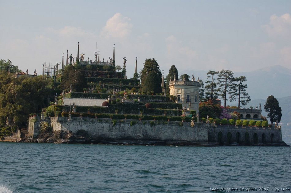 Lago Maggiore, Stresa, Isola Bella e Isola Madre, 28 aprile 2007,  il team di Setriere Colle Borgata, un anno dopo in visita al Palazzo e ai Giardini Borromeo. Un po' di nostalgia e tanta allegria!! Ci rivedremo il prossimo anno. Olimpiadi Torino 2006 - le foto piu' belle, le gare, i volontari di Sestriere Colle e Borgata. La vita, vista da dietro il palco,prima, durante e dopo l'evento che ha reso grande Torino, il Piemonte e l'Italia. Gli sport invernali, gli atleti, l'organizzazione, le strutture olimpiche come non li avete mai visti.