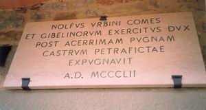 >Plaque in memory of the siege at Pietrafitta