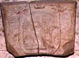 Stemma in pietra di Casalbore (Casetta e albero)