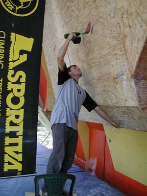 Christian su un passaggio di 9a con il trapano