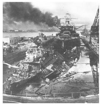 I cacciatorpediniere Cassin e Downes poco dopo l'attacco aereo giapponese. In secondo piano, la corazzata Pennsylvania.