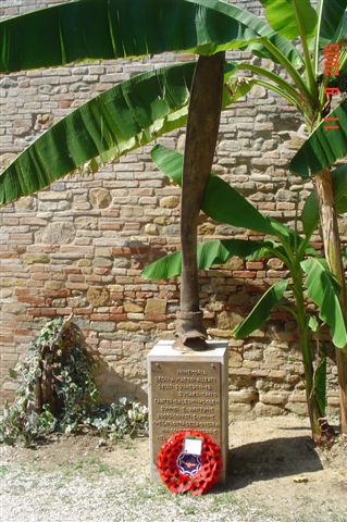 Il monumento, composto da una pala dell'elica del Marauder abbattuto e precipitato a Pesaro nell'aprile del 1944