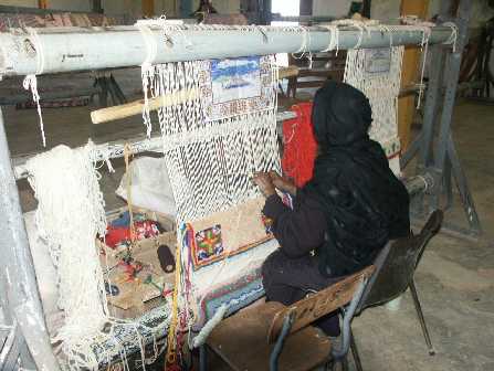 una donna Saharawi lavora al telaio