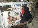 una donna Saharawi lavora al telaio