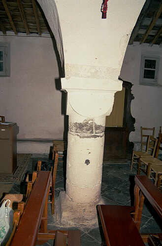San Pantaleo, la colonna col capitello