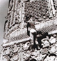 >>Andrea Bruno impegnato nella difficile scalata al minareto di Jam per il suo intervento di restauro