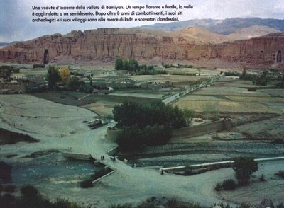 >> Panorama di Bamiyan con le nicchie delle due statue ai margini della foto.