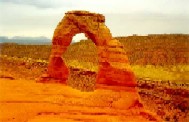 DELICATE ARCH
Questo arco in pietra si trova nel National Arches Park nello stato dello Utah (USA).
Spillberg nel suo ultimo film della serie Indiana Jones, ha girato parecchie scene iniziali all'interno dei questo parco in quanto, esistono piu di 100 archi naturali in pietra. 
Ma torniamo alla nostra foto, questo qui rappresentato e' il piu' famoso del parco, in quanto si trova in un contesto ambientale diverso da tutti gli altri, e poi perche' e' quello che ha una stabilita' precaria, ed e' per questo che si chiama Delicate Arch.
Ha una altezza di circa 30 metri per una larghezza di 20, ed e' situato in punta ad un precipizio, in roccia, verticale.
Lo si raggiunge solo dopo circa 1 ora di camminata a piedi, passando attraverso formazioni rocciose levigate degli agenti atmosferici molto suggestive.
L'unico problema della passeggiata e' il sole, perch non essendoci sul percorso il benche' minimo riparo vegetale, risulta alquanto pesante, ma almeno appagante raggiunto il sito. 
[Foto e commenti di Valter Airola]