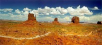 MONUMENT VALLEY
Credo non siano necessari commenti sul luogo, visto quanto e' sfruttato come immagine sia dalla pubblicit che dal cinema.
Fino a due anni fa era possibile visitarlo solo accompagnati dagli indiani Ceyenne che gestiscono  il sito, mentre ora e' possibile percorrere autonomamente quasi tutta la valle. 
Personalmente, ritengo piu' suggestivo fare il giro nella valle con gli indiani, per chi la visita per la prima volta.
[Foto e commenti di Valter Airola]