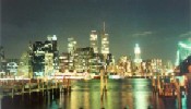 NEW YORK 
Questa foto e' stata scattata dal quartiere di Brooklyn, raggiunto con l'omonimo ponte partendo dall'isola di Manhattan.
Sullo sfondo e' possibile vedere le torri gemelle, che svettano sopra tutto e tutti.
 Ricordo ancora quando ho fatto questa foto, era la fine di gennaio del 1992, e mi trovavo a New York per lavoro, e' faceva un freddo becco con tanto di vento allegato. Ero appena arrivato negli USA da due ore e la mia prima preoccupazione e' stata quella di fare qualche foto, visto il cielo limpido, prima di raggiungere l'hotel prenotato appena fuori citta' , nel New Jersey. Le feste di fine anno erano finite da pochi giorni, ma ancora si respirava quell'aria di feste natalizie, dato che gli addobbi natalizi erano ancora presenti (quanto e' affascinante la grande mela!!!).
[Foto e commenti di Valter Airola]