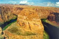 HORSE FOOT
Quello qui rappresentato altro non  che il famoso Colorado river (Arizona, USA) che pi a valle (qualche centinaio di chilometri) attraversa l'imponente Grand Canyon di gran lunga pi noto al mondo che non questo. Questo posto si trova, in linea d'aria, a circa 2 chilometri dall'Antelope Canyon precedentemente descritto.
Ha la forma, da quanto  possibile intuire da questa foto, di una impronta di cavallo con una profondit della gola di circa 200 metri ed un raggio di curvatura di circa 600 metri.
[Foto e commenti di Valter Airola]