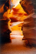 ANTELOPE CANYON
Questo canyon si trova nello stato della Arizona (USA), ha una estensione di circa 1,5 km con una altezza variabile dai 7 ai 13 metri ed una larghezza media di circa 4 metri. Questa roccia si e' formata in seguito alla compressione e compattamento della sabbia presente nel luogo milioni di anni fa. La forma attuale e' il risultato della erosione causata dall'acqua, che nel passare in questa fessura durante i temporali, ha plasmato in questo modo le pareti circostanti. Il momento migliore per visitare il canyon e verso mezzogiorno, in quanto i raggi del sole, che scendono verticalmente all'interno delle fessure, permettono di colorare le pareti nel  modo che vedi. E' bello passeggiare al suo interno al fine di osservare la varieta' di sfumature di colore e forme che si incontra durante il percorso grazie al sole.
[Foto e commenti di Valter Airola]