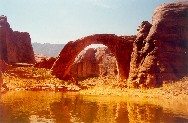 RAINBOW BRIDGE
Questo arco in pietra ha una altezza di 50 metri per una larghezza di 100 e si trova nello stato della Arizona. Questo luogo  raggiungibile solo con l'utilizzo di una imbarcazione, e dopo 2,5 ore di navigazione partendo dalla diga che ha dato origine al lago.
[Foto di Valter Airola]