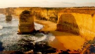 Great Ocean Road
Situata nell'estremo Sud del continente Australiano tra Melbourne ed Adelaide, e' la piu' bella scogliera a picco esistente da queste parti, e forse al mondo.
I pendii sono completamente verticali con una altezza che varia dai 60 ai 100 metri di altezza, parzialmente erosi dall'effetto dell'oceano e del vento, particolarmente attivo su questa zona della costa.
Nella foto sono rappresentati due dei dodici apostoli (twelve.apostols). In pratica gli apostoli altro non sono, che questi torrioni di roccia in mezzo all'acqua.
Durante il XIX secolo molti vascelli diretti verso questo continente si sono sfasciati contro queste pareti verticali, questo perche' da lontano non sono chiaramente identificabili come realmente sono. Altro problema e' dato dalle correnti dell'oceano e del vento che spingono le imbarcazioni verso terra con il prevedibile risultato di farcele colassare contro.
Molto gradevoli sono anche le passeggiate che e' possibile fare sopra queste pianeggianti scogliere, dove puoi assaporare il profumo dell'oceano, ed il frastuono  delle onde contro queste pareti verticali.
[Foto e commenti di Valter Airola]