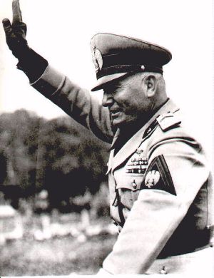 Il Duce saluta romanamente