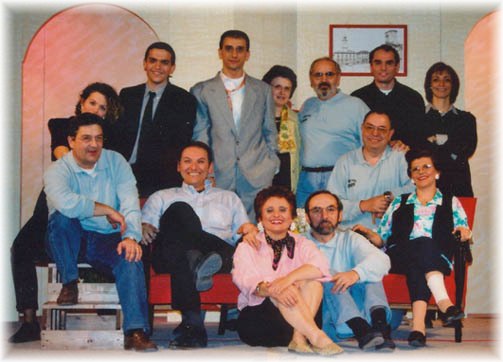 2002 L' un mumeint sol! Seconda fila da destra: Chiara Borsalino, Claudio Curti, Alberto Tagliavini, Almerina Bonini, Pietro Zanni, Gianni Menozzi, Emanuela Melioli. Prima fila: Roberto Giorgini, Mauro Bertozzi, Anna e Marco Bertolini, Franco e Vanda Bartoli