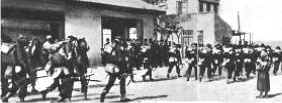 Creta 1897: colonna di bersaglieri in marcia 