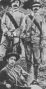 Una rara immagine di Baratieri a sinistra e Baldissera a destra al loro arrivo in Africa alla fine del 1886 al comando di reparti bersaglieri