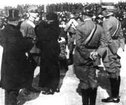 La madre degli Stuparich decora il figlio Giani . Trieste 1922