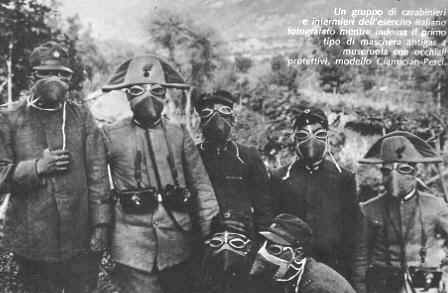 Carabinieri con la maschera antigas