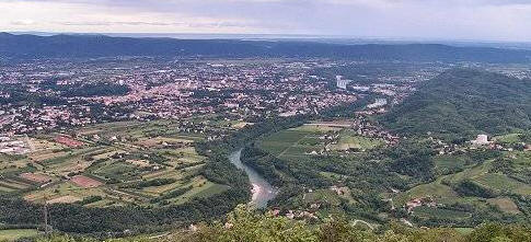 Gorizia, l'Isonzo e a destra Oslavia (sacrario) e Podgora dal Monte Sabotino