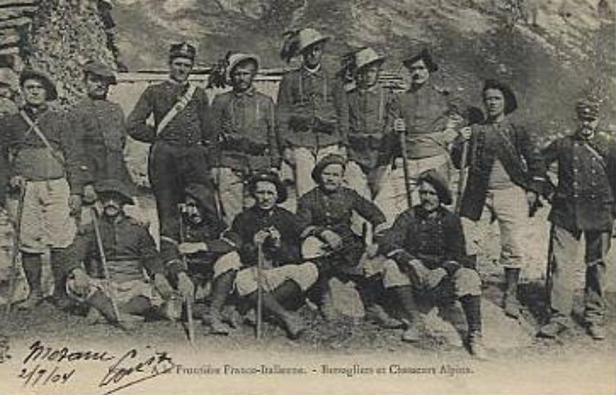 Bersaglieri in servizio lungo la frontiera Francese con i loro "Alpini" e il loro copricapo caratteristico 