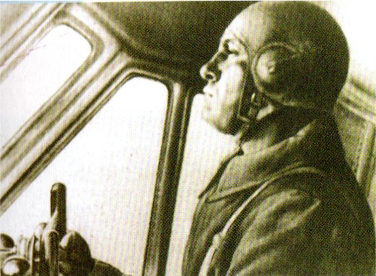 Pilota d'aerei. Mussolini si spostava in maniera esasperata da un posto all'altro tanto da dare l'impressione d' essere onnipresente come i santi