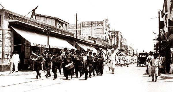 Il battaglione marinai da sbarco dell'Utah sfila per le strade di Veracruz