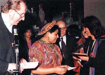 Padre Turoldo con Rigoberta Mench