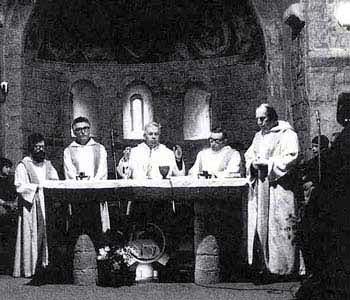 concelebrazione in S. Egidio con il vescovo Gaddi, i frati M. Todde e B. Zanella (1979)