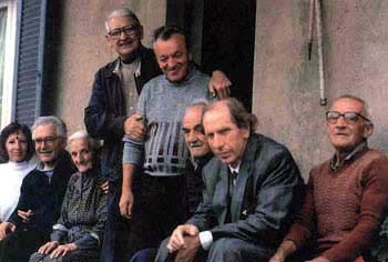 davanti a una casa di Fontanella con la "sua gente" (1989)