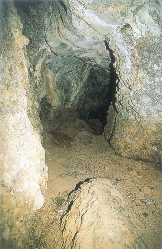 L'interno della grotta dell'eremita, sulla costa meridionale del Promontorio di Portofino