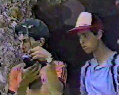 Doddo e Paolo parlano con la radio (foto presa da VHS del 1988)