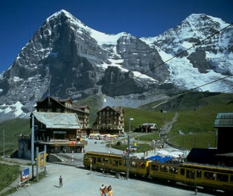 La parete nord dell'Eiger e il Monch a destra
