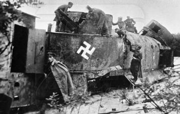 Un treno corazzato tedesco apri convoglio