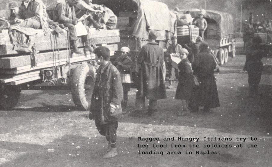 Bambini affamati a  fianco di una colonna del Genio alleata