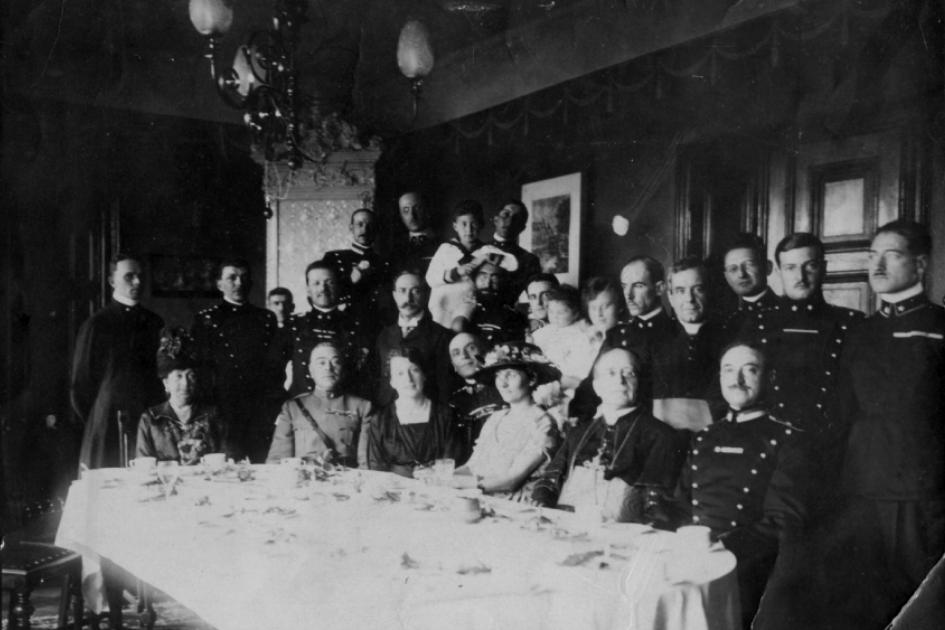 Don Mazzolari primo a sinistra con Mons. Ratti seduto al tavolo