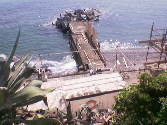 Genova Quarto - Monumento - Realizzazione Molo maggio 2004 (qualit foto alta, impostazione standard)