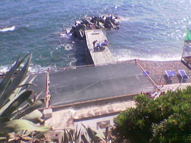 Genova Quarto - Monumento - Molo terminato luglio 2004  (qualit foto alta, impostazione standard)