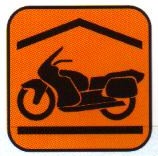 La moto sotto il tetto. Il simbolo di riconoscimento degli alberghi che offrono ospitalità ai motociclist