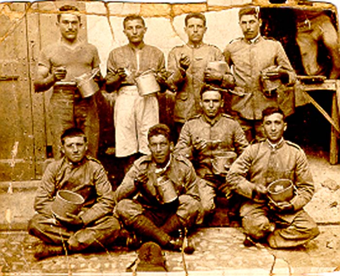 Foto di gruppo del 1930(Alpini:Bonomo Francesco e' il secondo seduto da sinistra, .....)