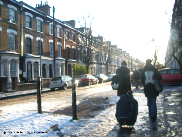 Londra ci accoglie con un metro di neve ai bordi della pista di atterraggio e un sole accecante