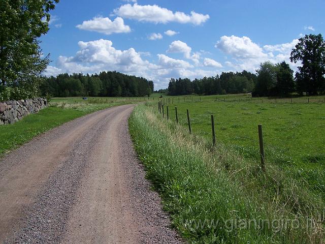 100_1882.JPG - A Norsholm la ciclabile prosegue a sud del lago Roxen