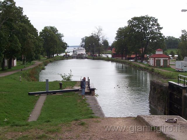 100_1891.JPG - Dal sottostante lago Roxen 7 chiuse alzano i battelli di 36 metri