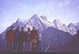 Rara foto di un club al completo: Silvano, Michele, Mirko, Barbara, Andrea e Tiziana al refuge du Glacier Blanc, negli Ecrins; il Pelvoux sullo sfondo.