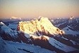 Il Breithorn all'alba, durante la salita alla Punta Dufour; risaltano sullo sfondo il Monte Bianco, il Grand Combin e il Cervino.